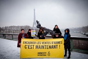 Des militants d'Amnesty International à Paris en 2013